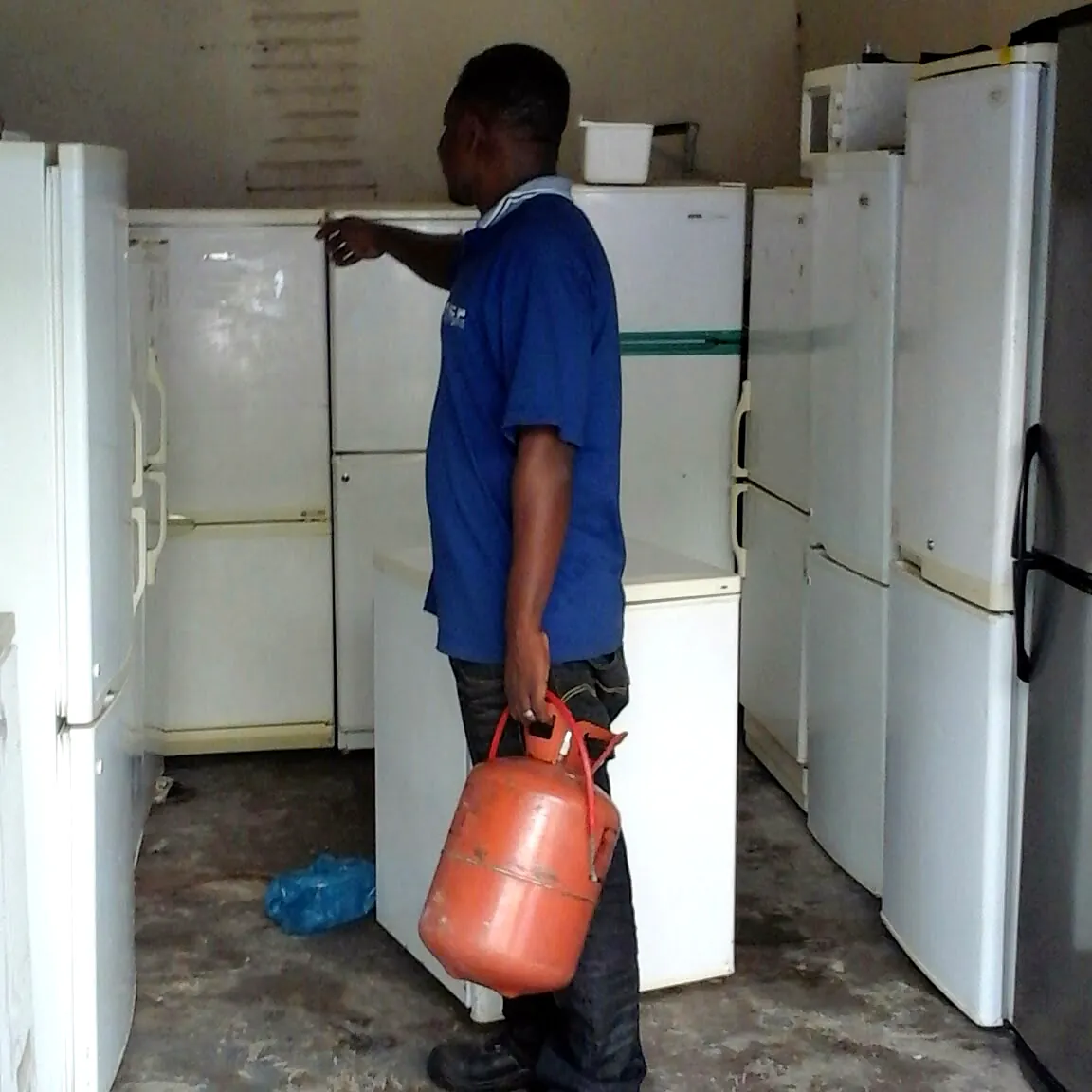 Mobile Fridge Repairs technician regassing a fridge
